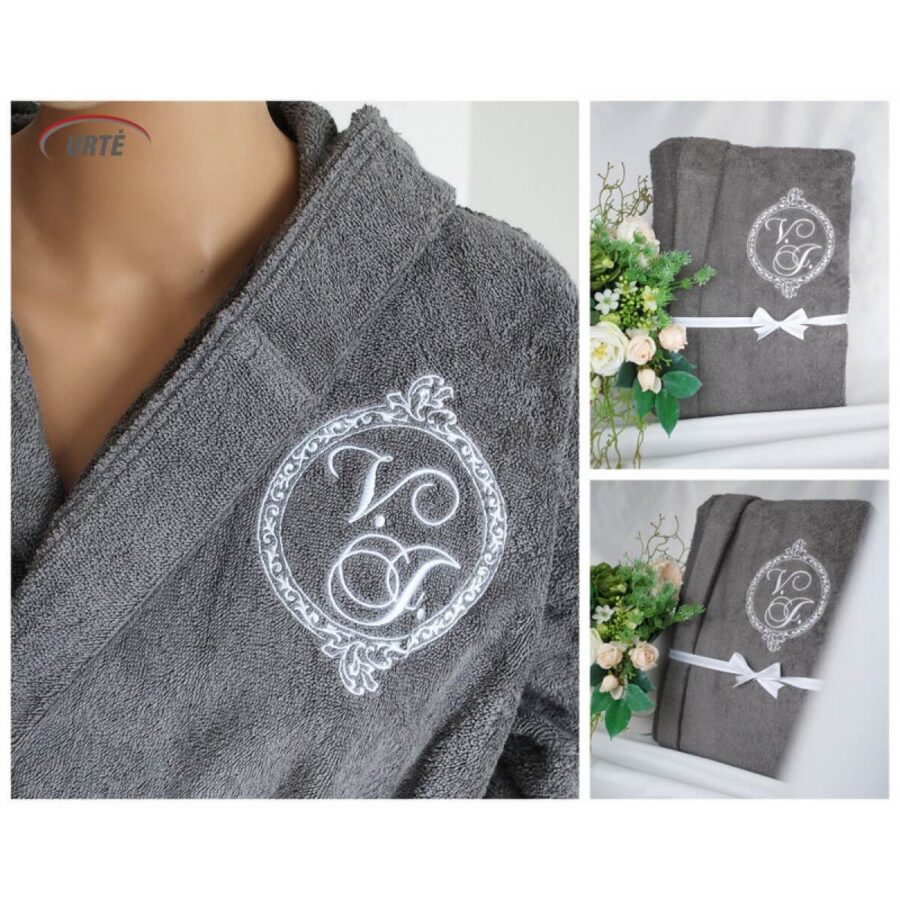 Siuvinėtas chalatas "Inicialų antspaudas"