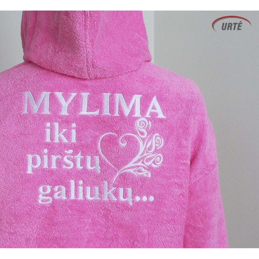 Siuvinėtas chalatas "Rožių širdis" su vardu