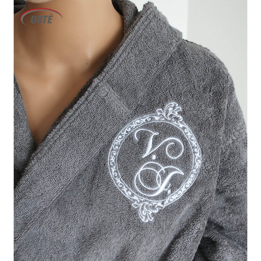 Siuvinėtas chalatas "Inicialų antspaudas"